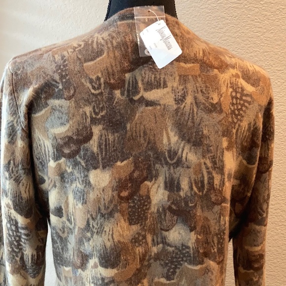 Neiman Marcus Cashmere V Neck Sweater - Picture 2 of 15